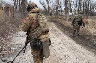 Rusi tvrdia, že ich vojaci postupujú ďalej na západ od Avdijivky, kam sa stiahli ukrajinské sily