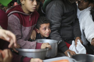 V Pásme Gazy od začiatku vojny zabili takmer 14-tisíc detí, ďalšie sú na pokraji hladomoru