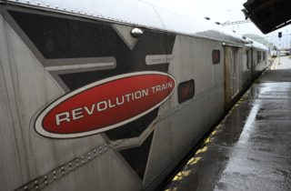 Protidrogový vlak Revolution train dorazil do Banskej Bystrice, navštívi ho približne 500 deviatakov (video+foto)