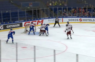 Slovenskí hokejisti na MS do 18 rokov prehrali zápas s Lotyšmi, nepomohla im ani hra bez brankára