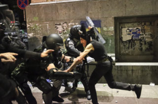 Gruzínska polícia zatkla viac ako 60 ľudí, ktorí protestovali proti zákonu o zahraničnom vplyve (foto)