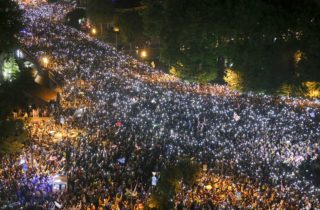 Gruzínsky parlament schválil napriek masovým protestom sporný zákon o zahraničnom vplyve (video+foto)