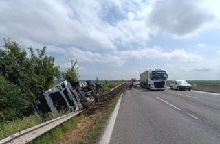 Na diaľnici D1 v smere do Bratislavy sa prevrátil kamión, pre nehodu odkláňajú dopravu (foto)