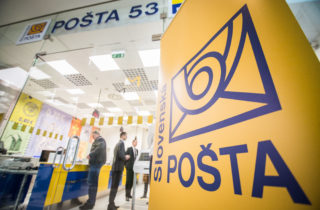 Slovenská pošta po začiatku vojny zamestnala desiatky Ukrajincov, stále ponúka prácu pre utečencov