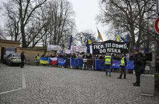 Fico, jdi domů do Ruska, vítali demonštranti premiéra na summite V4 v Prahe (video)