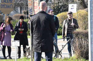 Ministrov vítali na výjazdovom rokovaní v Košiciach protestujúci. Nespokojnosť prišli ľudia vyjadriť aj v Michalovciach (video+foto)