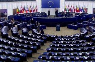 Európsky parlament vyzýva štáty Únie, aby podporili Ukrajinu potrebnými zbraňami až do víťazstva