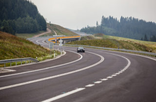 Doprava na diaľnici D2 v smere na Českú republiku je obmedzená, dôvodom je vyťahovanie motorového vozidla