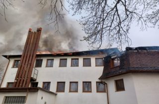 Hasiči zasahovali pri požiari trojposchodovej budovy vo Viničnom, škoda presahuje 200-tisíc eur (foto)