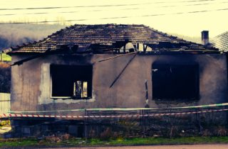 Škody vzniknuté pri požiari rodinného domu v Hodejove vyčíslili na 15-tisíc, polícia začala trestné stíhanie (foto)