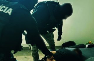 Polícia zadržala trojicu drogových dílerov v okolí Bratislavy, hrozí im až 15 rokov za mrežami (video)