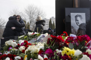 Matka a svokra Alexeja Navaľného prišli položiť kvety na jeho hrob, polícia kontroluje situáciu na cintoríne