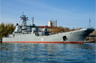 Ruská výsadková loď Jamal je po ukrajinskom útoku kriticky poškodená