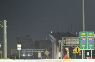 V Baltimore sa zrútil cestný most, do jedného z pilierov narazila nákladná loď (video+foto)