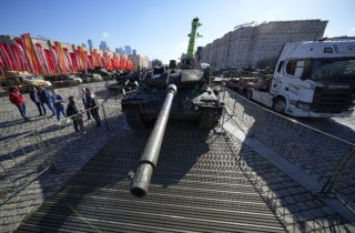 Moskva vystavila západnú vojenskú techniku, ktorú Rusi ukoristili počas vojny na Ukrajine (foto)