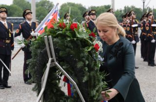 Prezidentka Čaputová si koniec druhej svetovej vojny pripomenula pri hrobe neznámeho vojaka v Bratislave (foto)